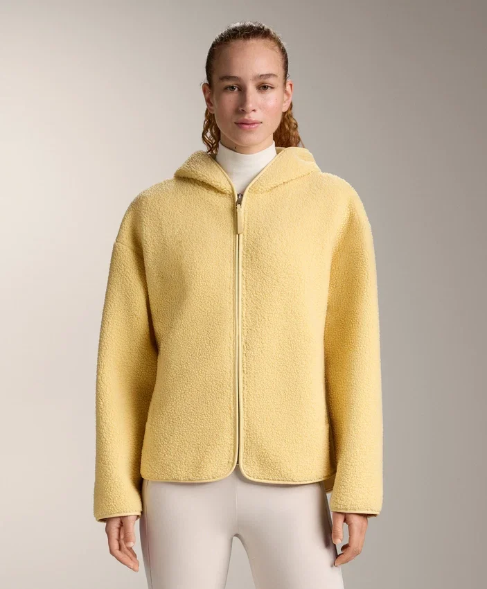 Jacke aus Kunstfell mit Kapuze Jacke aus Kunstfell mit Kapuze