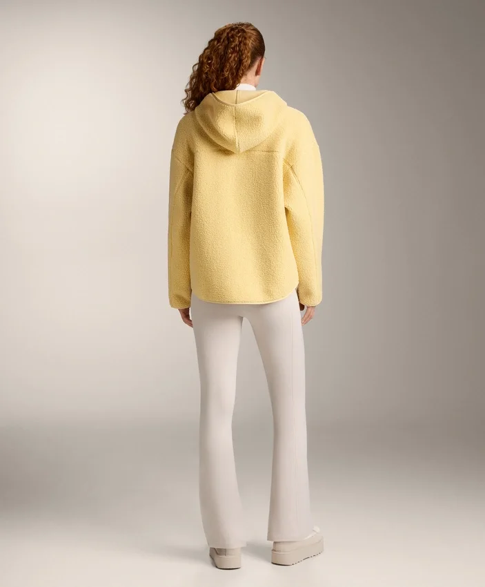 Jacke aus Kunstfell mit Kapuze Jacke aus Kunstfell mit Kapuze