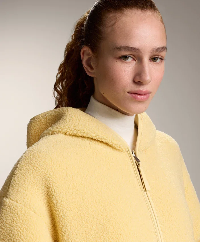 Jacke aus Kunstfell mit Kapuze Jacke aus Kunstfell mit Kapuze