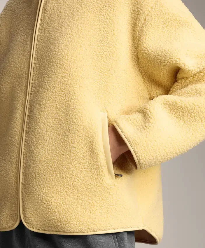 Jacke aus Kunstfell mit Kapuze Jacke aus Kunstfell mit Kapuze