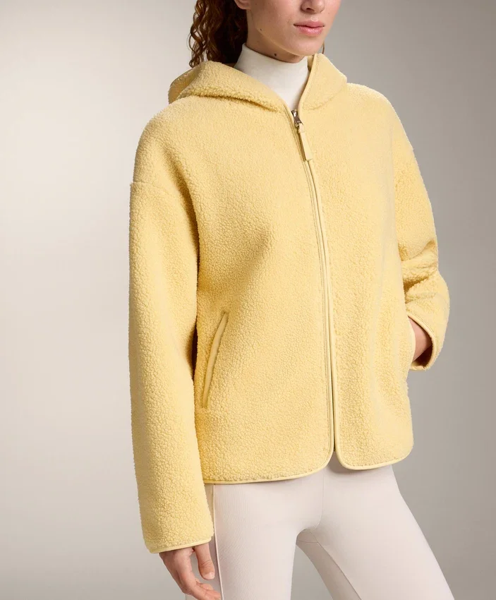 Jacke aus Kunstfell mit Kapuze Jacke aus Kunstfell mit Kapuze