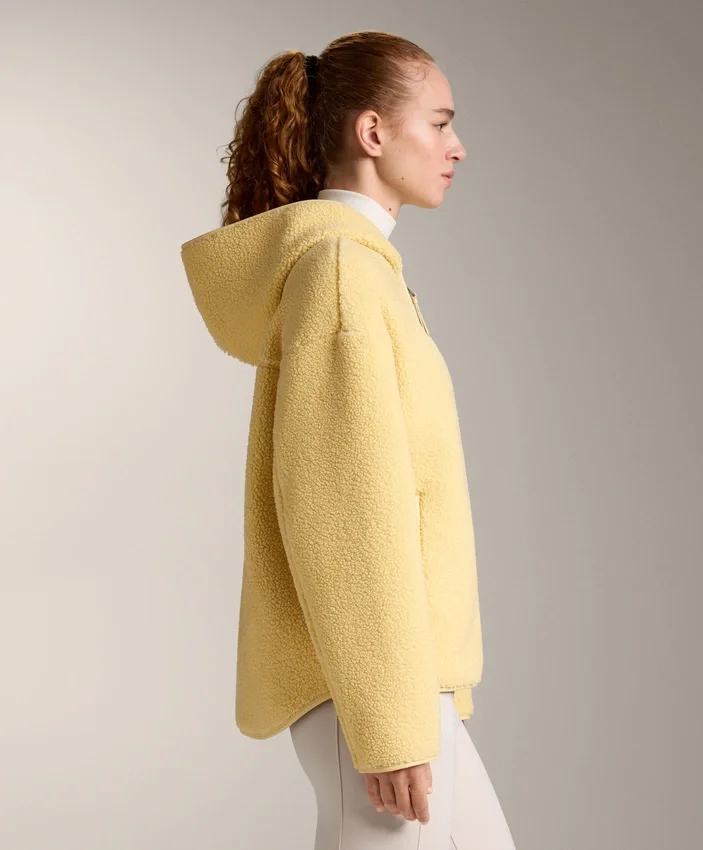 Jacke aus Kunstfell mit Kapuze Jacke aus Kunstfell mit Kapuze