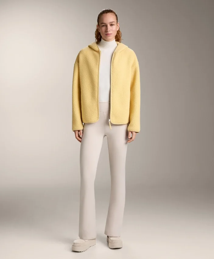 Jacke aus Kunstfell mit Kapuze Jacke aus Kunstfell mit Kapuze