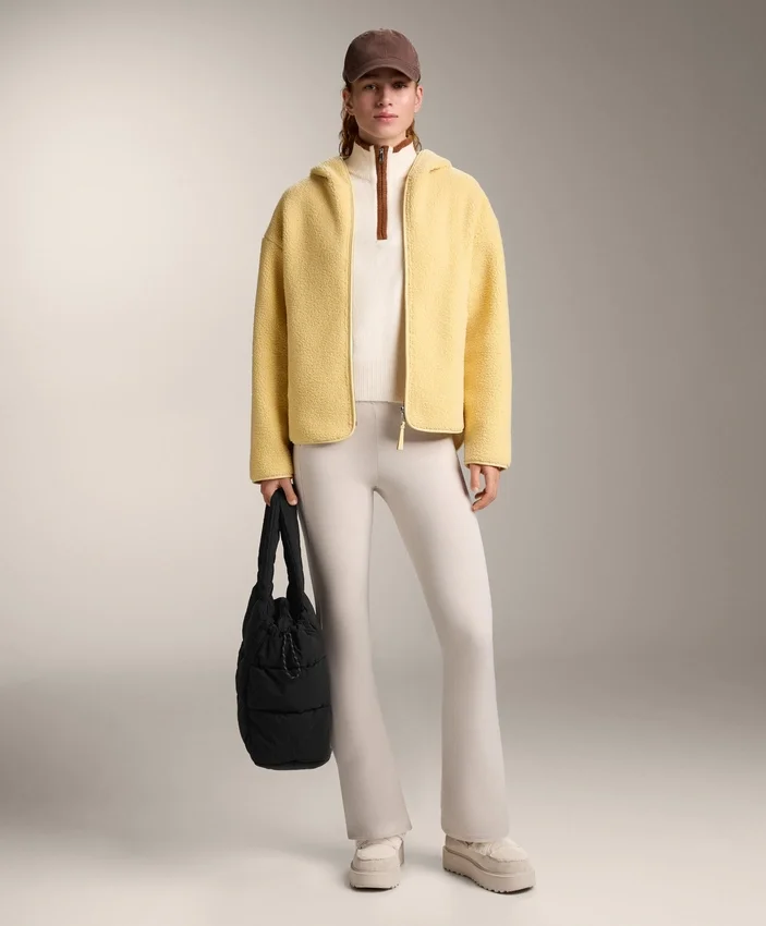 Jacke aus Kunstfell mit Kapuze Jacke aus Kunstfell mit Kapuze