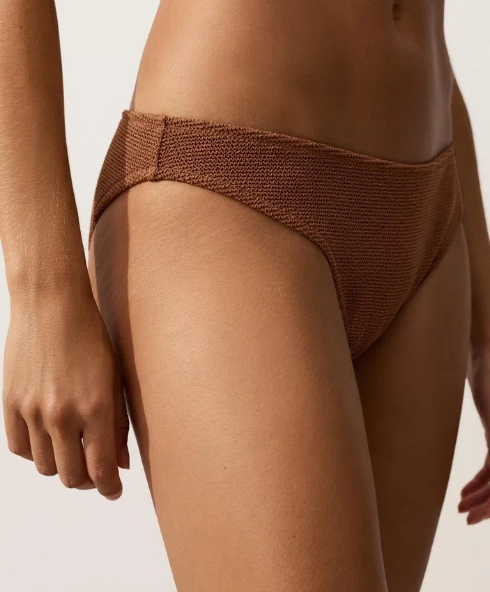 Klassische Bikinis-Slips aus Crinkle-Stoff Klassische Bikinis-Slips aus Crinkle-Stoff