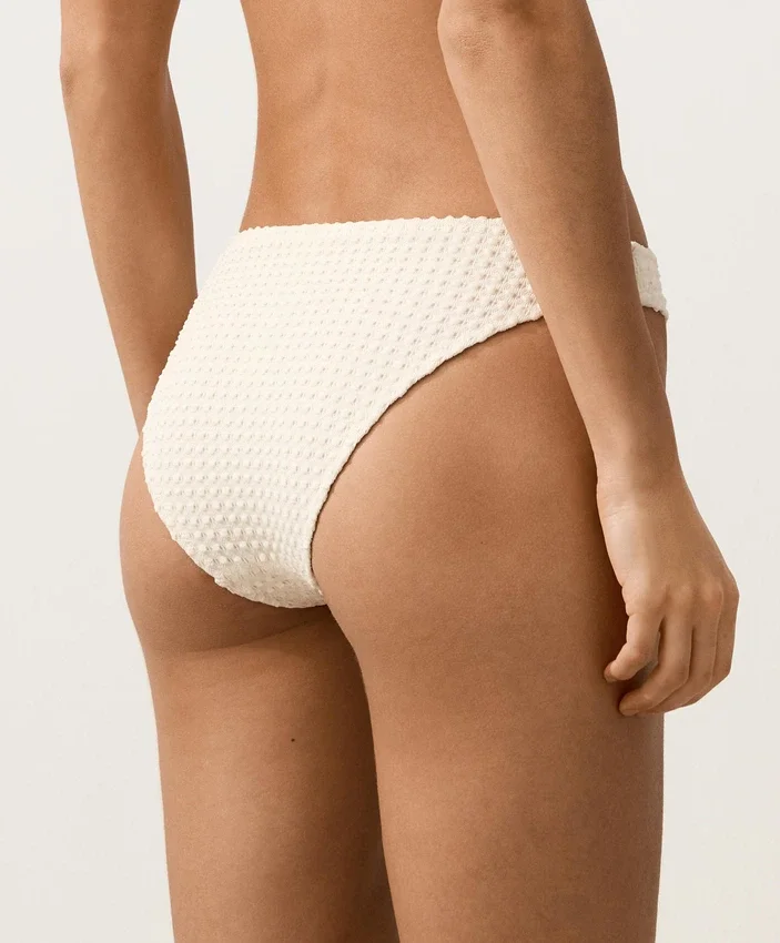 Klassische Bikinis-Slips aus Häkelstoff mit Bubble-Struktur Klassische Bikinis-Slips aus Häkelstoff mit Bubble-Struktur