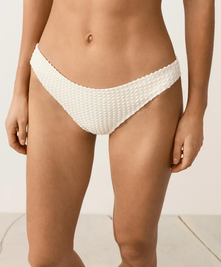 Klassische Bikinis-Slips aus Häkelstoff mit Bubble-Struktur Klassische Bikinis-Slips aus Häkelstoff mit Bubble-Struktur