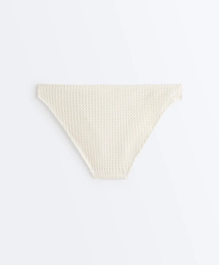 Klassische Bikinis-Slips aus Häkelstoff mit Bubble-Struktur Klassische Bikinis-Slips aus Häkelstoff mit Bubble-Struktur