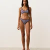 Klassische Bikinis-Slips aus strukturiertem Streifenstoff Klassische Bikinis-Slips aus strukturiertem Streifenstoff