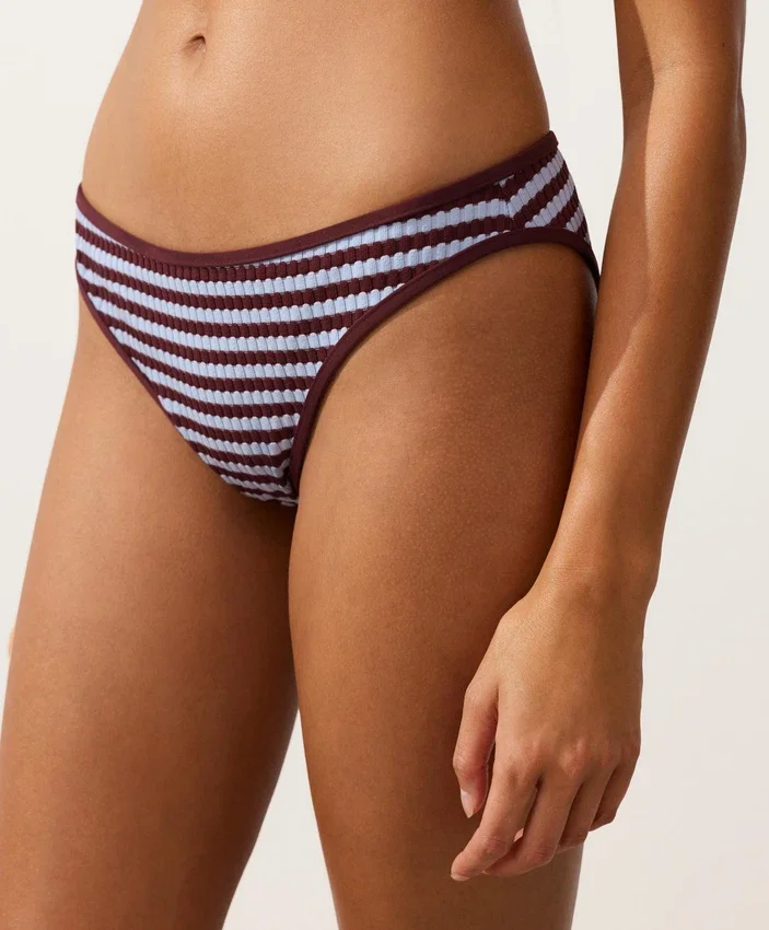 Klassische Bikinis-Slips aus strukturiertem Streifenstoff Klassische Bikinis-Slips aus strukturiertem Streifenstoff