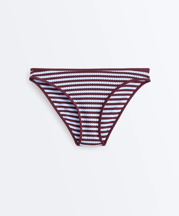 Klassische Bikinis-Slips aus strukturiertem Streifenstoff Klassische Bikinis-Slips aus strukturiertem Streifenstoff