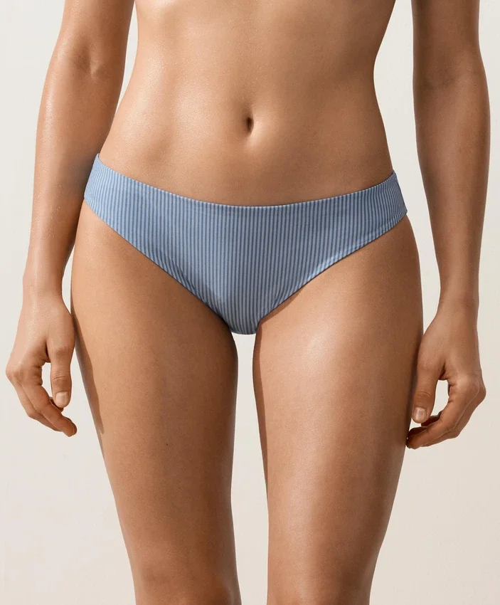 Klassische Bikinis-Slips mit Streifenmuster Klassische Bikinis-Slips mit Streifenmuster