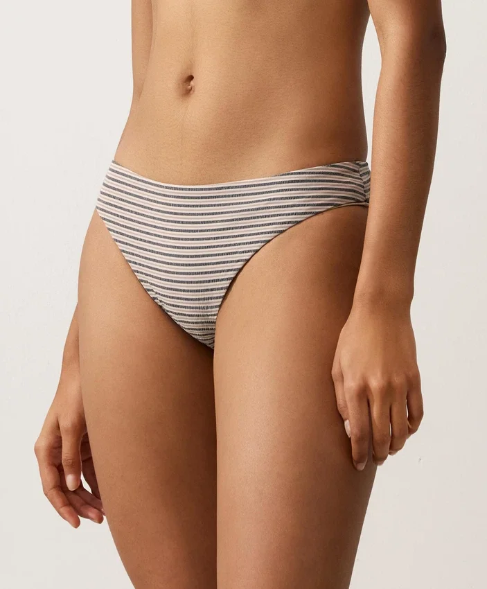 Klassische Bikinis-Slips mit Streifenmuster Klassische Bikinis-Slips mit Streifenmuster
