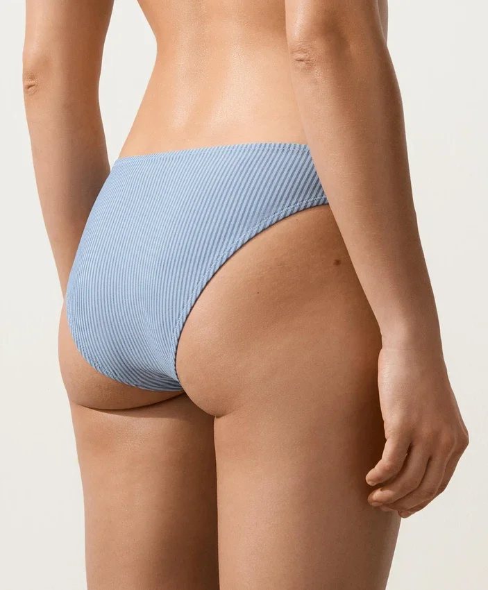 Klassische Bikinis-Slips mit Streifenmuster Klassische Bikinis-Slips mit Streifenmuster