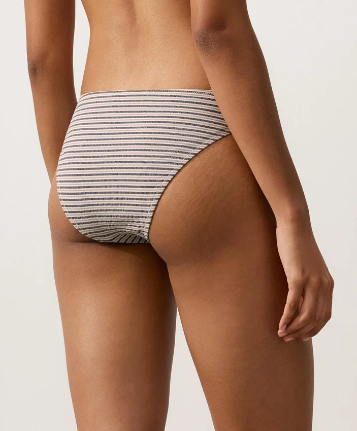 Klassische Bikinis-Slips mit Streifenmuster Klassische Bikinis-Slips mit Streifenmuster