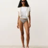 Klassische Bikinis-Slips mit Streifenmuster Klassische Bikinis-Slips mit Streifenmuster