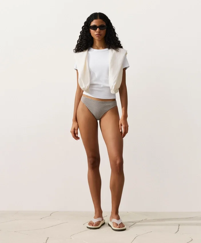 Klassische Bikinis-Slips mit Streifenmuster Klassische Bikinis-Slips mit Streifenmuster