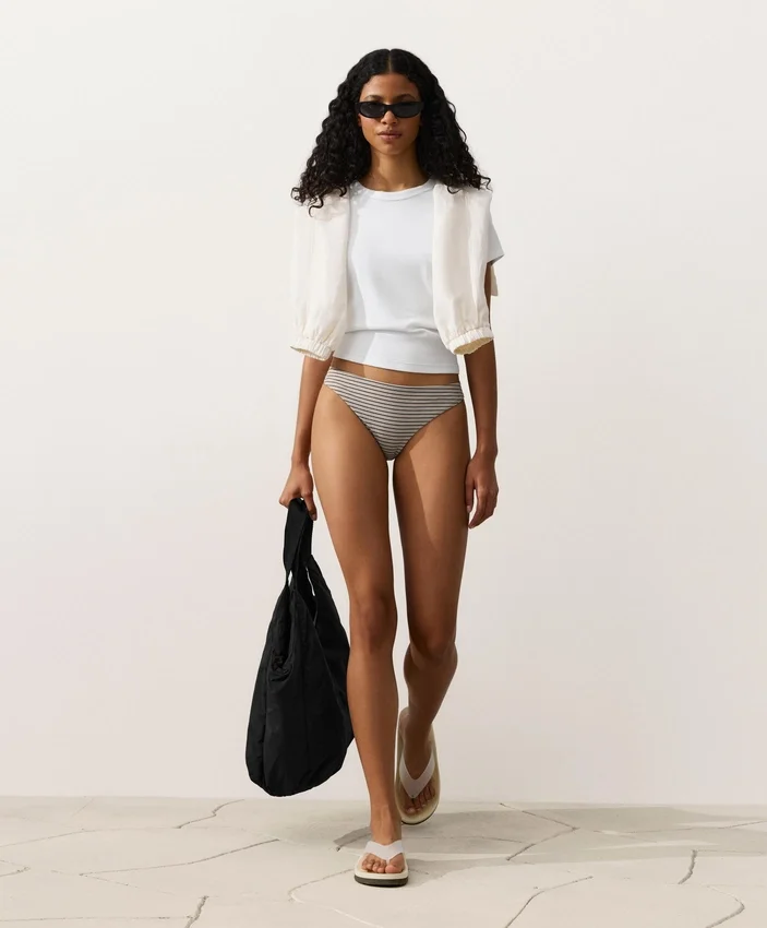 Klassische Bikinis-Slips mit Streifenmuster Klassische Bikinis-Slips mit Streifenmuster