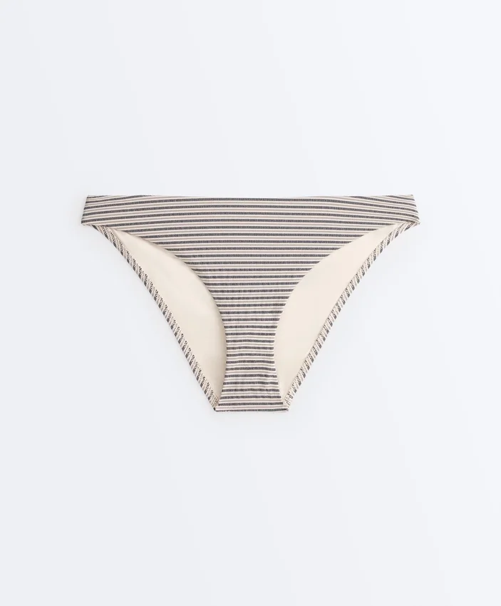 Klassische Bikinis-Slips mit Streifenmuster Klassische Bikinis-Slips mit Streifenmuster