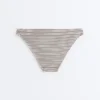 Klassische Bikinis-Slips mit Streifenmuster Klassische Bikinis-Slips mit Streifenmuster