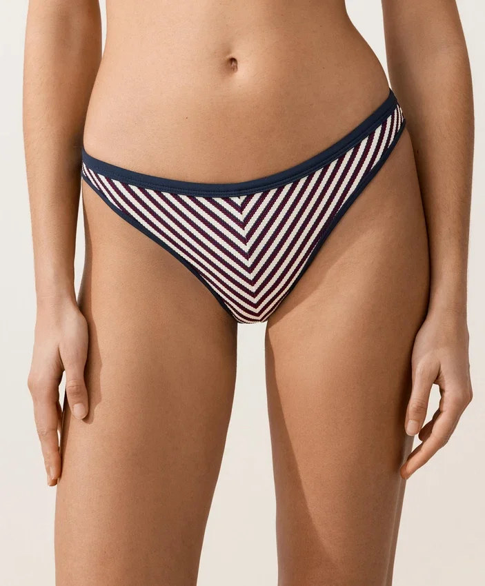 Klassische Bikinislip-Slips mit strukturierten Streifen und Borten Klassische Bikinislip-Slips mit strukturierten Streifen und Borten
