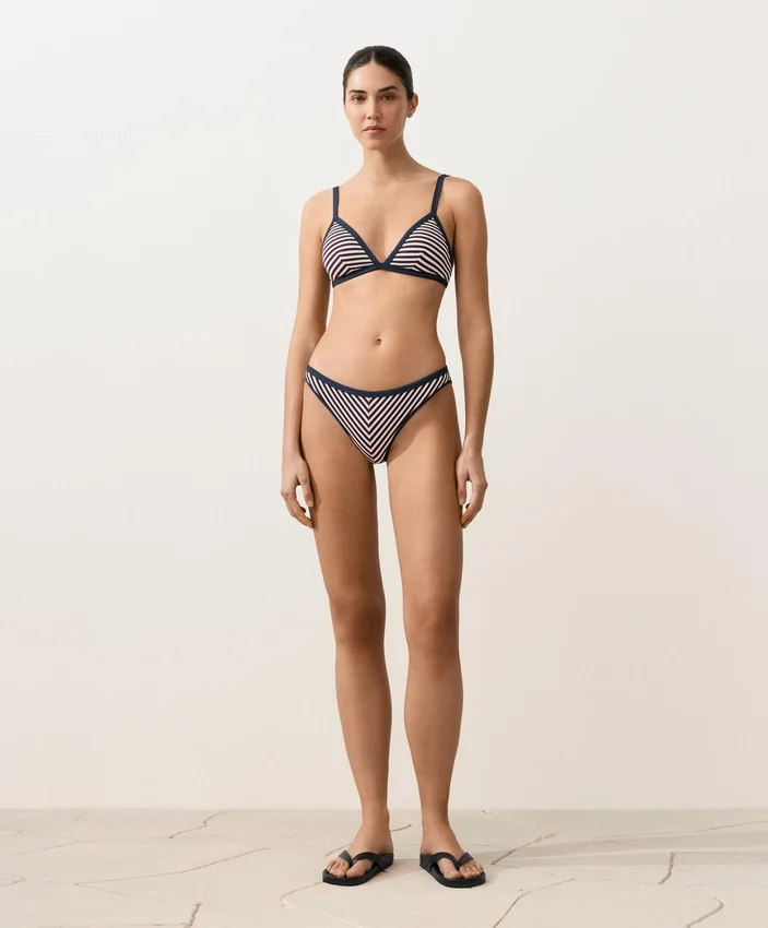 Bikini-Oberteil im Triangel-Schnitt mit strukturierten Streifen und Besatz Bikini-Oberteil im Triangel-Schnitt mit strukturierten Streifen und Besatz