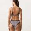 Bikini-Oberteil im Triangel-Schnitt mit strukturierten Streifen und Besatz Bikini-Oberteil im Triangel-Schnitt mit strukturierten Streifen und Besatz