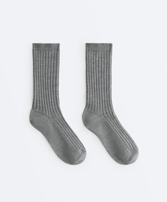 Klassische Socken aus Seidenmischung mit Rippenstruktur Klassische Socken aus Seidenmischung mit Rippenstruktur