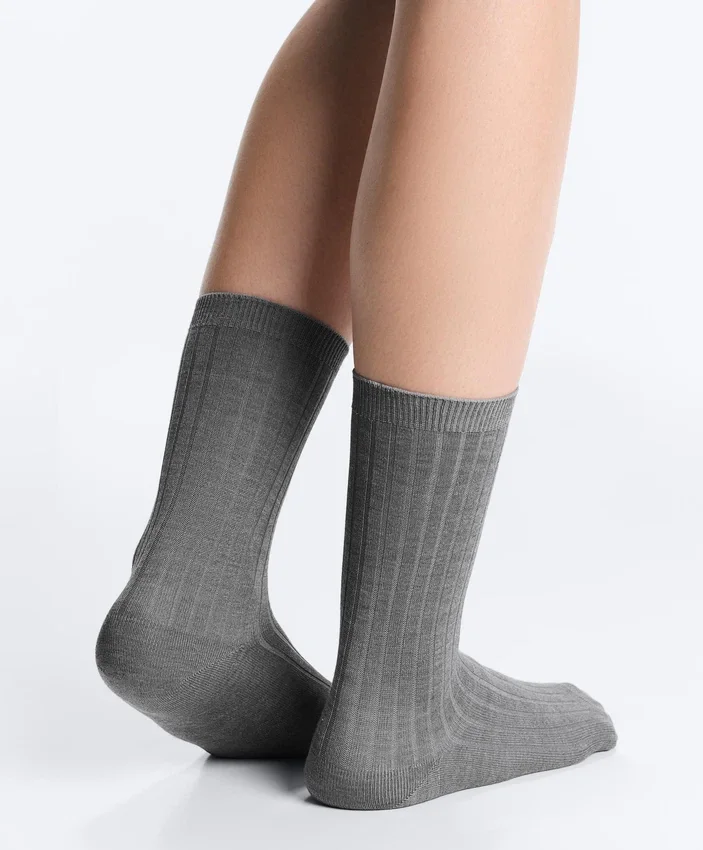 Klassische Socken aus Seidenmischung mit Rippenstruktur Klassische Socken aus Seidenmischung mit Rippenstruktur