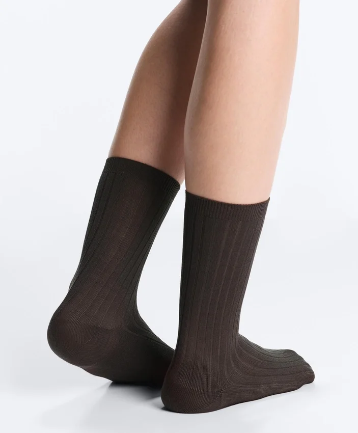 Klassische Socken aus Seidenmischung mit Rippenstruktur Klassische Socken aus Seidenmischung mit Rippenstruktur