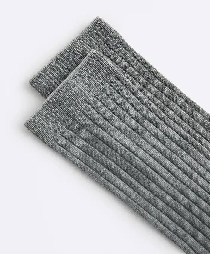 Klassische Socken aus Seidenmischung mit Rippenstruktur Klassische Socken aus Seidenmischung mit Rippenstruktur