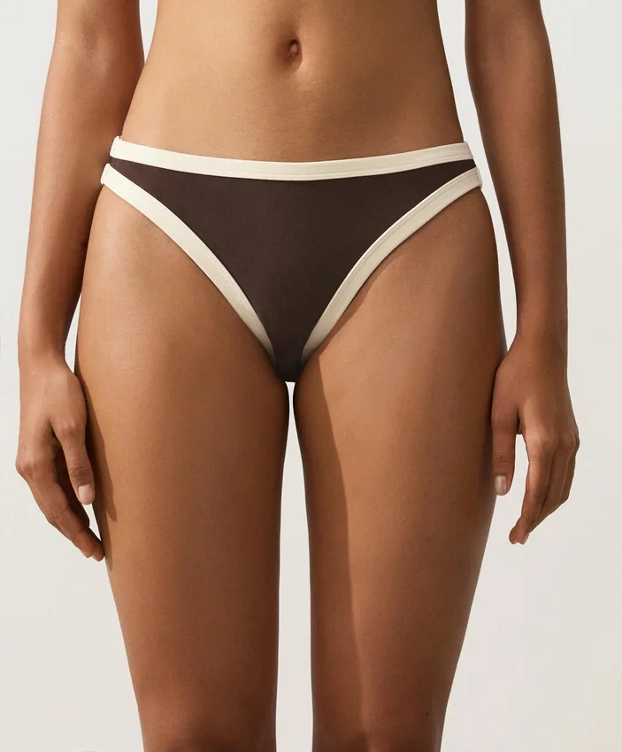 Klassischer Bikini-Slip mit Kontrastbesatz Klassischer Bikini-Slip mit Kontrastbesatz