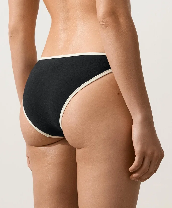 Klassischer Bikini-Slip mit Kontrastbesatz Klassischer Bikini-Slip mit Kontrastbesatz