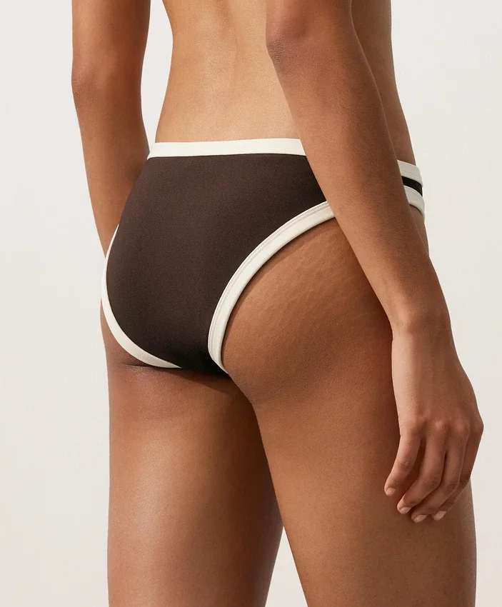 Klassischer Bikini-Slip mit Kontrastbesatz Klassischer Bikini-Slip mit Kontrastbesatz