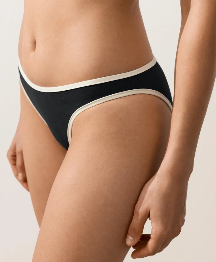 Klassischer Bikini-Slip mit Kontrastbesatz Klassischer Bikini-Slip mit Kontrastbesatz