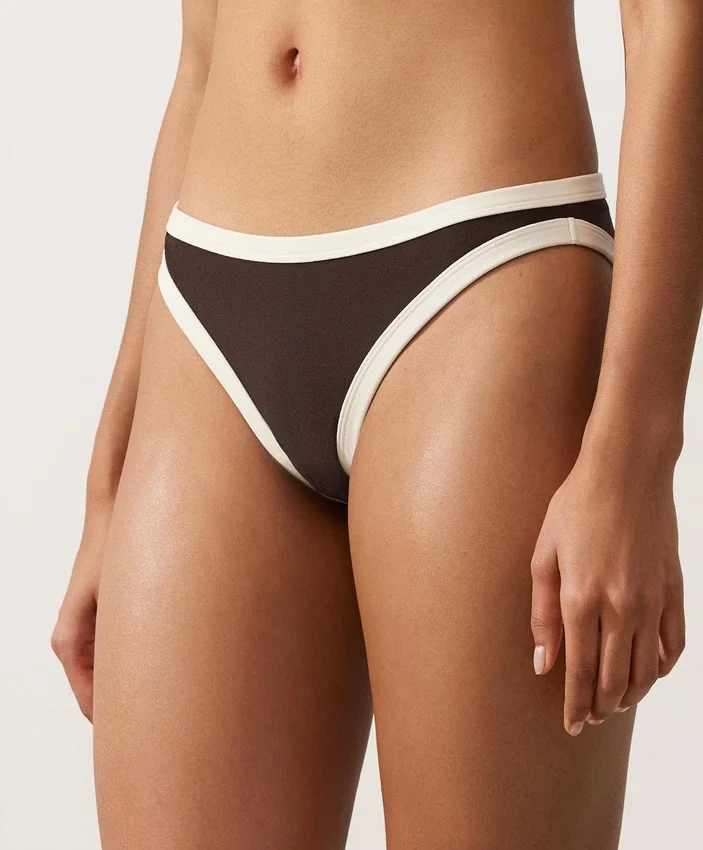 Klassischer Bikini-Slip mit Kontrastbesatz Klassischer Bikini-Slip mit Kontrastbesatz
