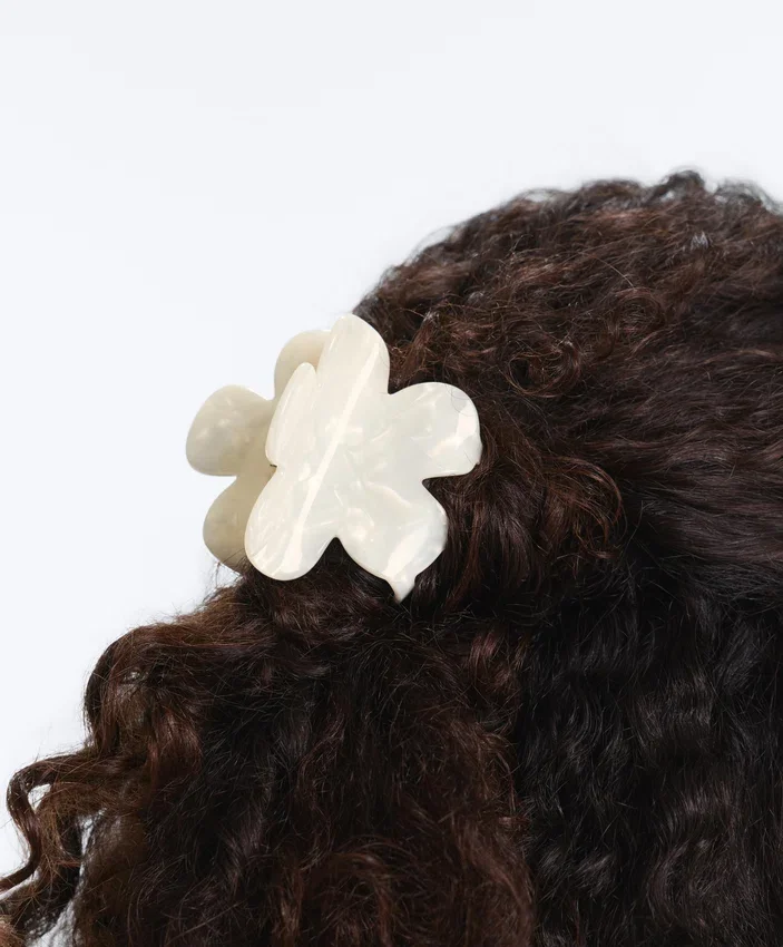 Kleiner Haarschmuck in Blumenform Kleiner Haarschmuck in Blumenform