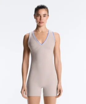 Kontrastfarbener, kompressiver kurzer Jumpsuit mit Shorts