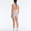 Kontrastfarbener, kompressiver kurzer Jumpsuit mit Shorts Kontrastfarbener, kompressiver kurzer Jumpsuit mit Shorts