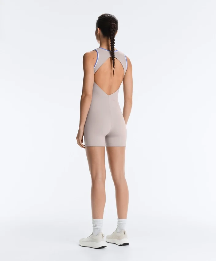 Kontrastfarbener, kompressiver kurzer Jumpsuit mit Shorts Kontrastfarbener, kompressiver kurzer Jumpsuit mit Shorts