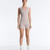 Kontrastfarbener, kompressiver kurzer Jumpsuit mit Shorts Kontrastfarbener, kompressiver kurzer Jumpsuit mit Shorts