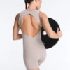 Kontrastfarbener, kompressiver kurzer Jumpsuit mit Shorts Kontrastfarbener, kompressiver kurzer Jumpsuit mit Shorts