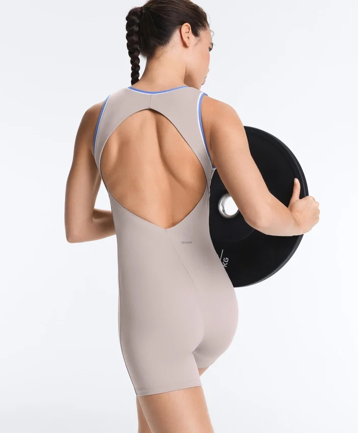 Kontrastfarbener, kompressiver kurzer Jumpsuit mit Shorts Kontrastfarbener, kompressiver kurzer Jumpsuit mit Shorts