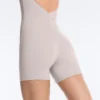 Kontrastfarbener, kompressiver kurzer Jumpsuit mit Shorts Kontrastfarbener, kompressiver kurzer Jumpsuit mit Shorts