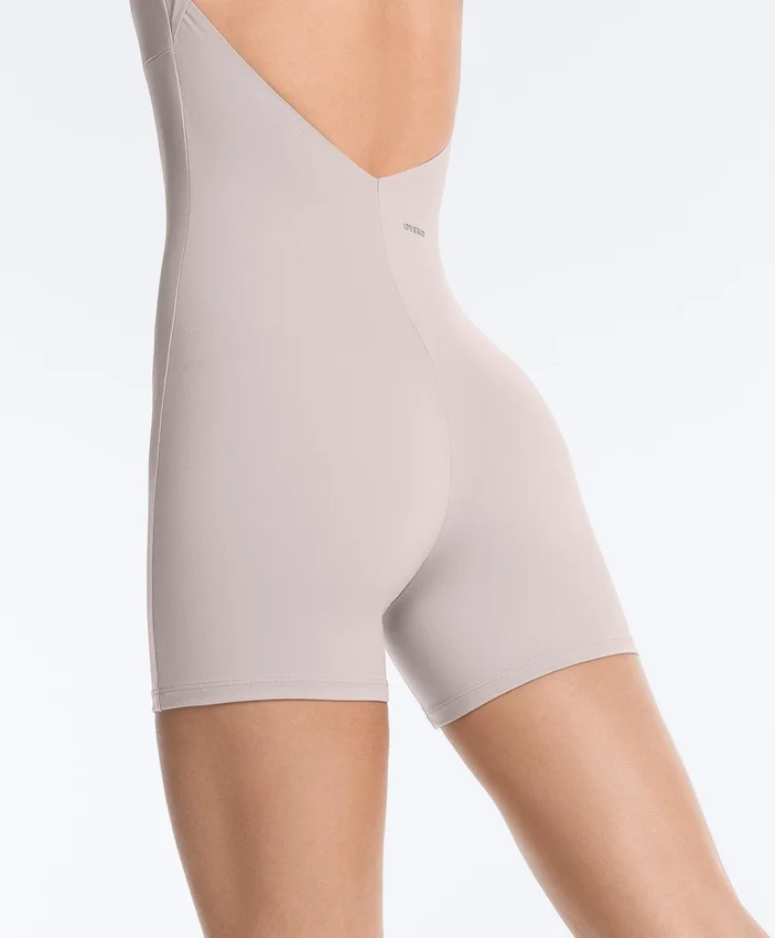 Kontrastfarbener, kompressiver kurzer Jumpsuit mit Shorts Kontrastfarbener, kompressiver kurzer Jumpsuit mit Shorts