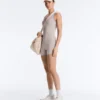 Kontrastfarbener, kompressiver kurzer Jumpsuit mit Shorts Kontrastfarbener, kompressiver kurzer Jumpsuit mit Shorts