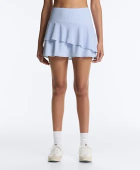 Kurzer Short mit hoher Taille und gestreiften Rüschen Kurzer Short mit hoher Taille und gestreiften Rüschen