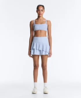 Kurzer Short mit hoher Taille und gestreiften Rüschen Kurzer Short mit hoher Taille und gestreiften Rüschen
