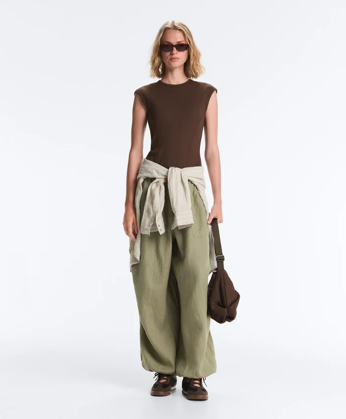 Kurzärmeliges Rippshirt aus Baumwolle und Modal Kurzärmeliges Rippshirt aus Baumwolle und Modal