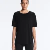 Kurzärmeliges T-Shirt aus Modal-Mischung mit abgerundetem Saum am Rücken